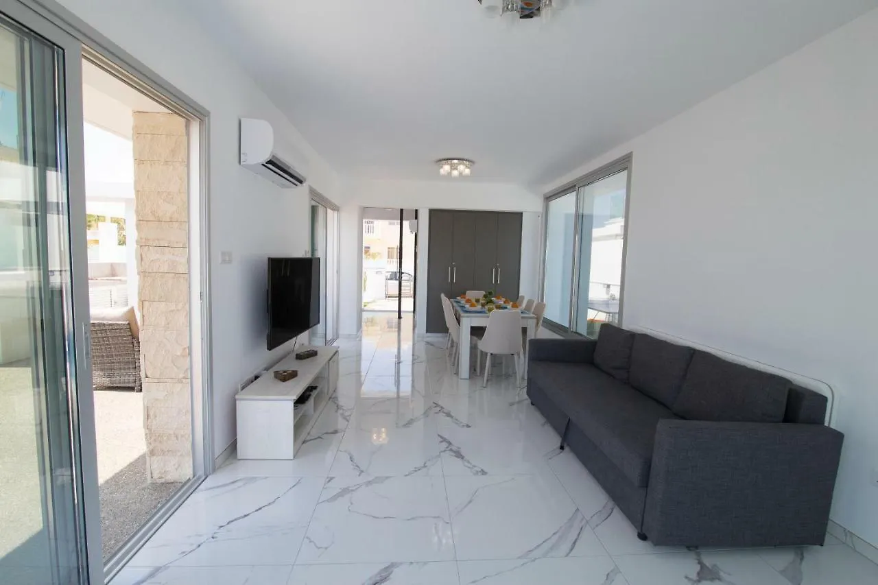 Villa Lynn Boutique Beachfront Ayia Napa Prázdninový dům